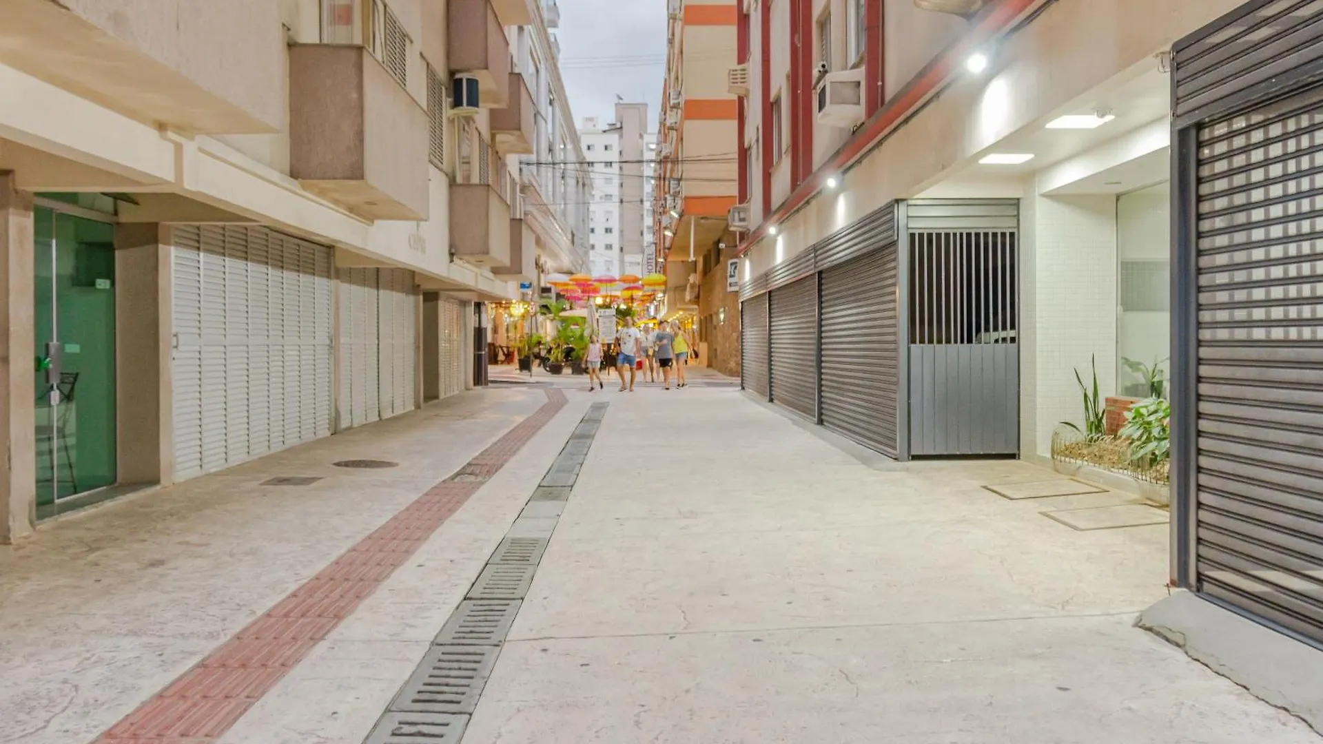 Apto Na Rua 1200, Calcadao 100M Da Praia P2189 Balneário Camboriú